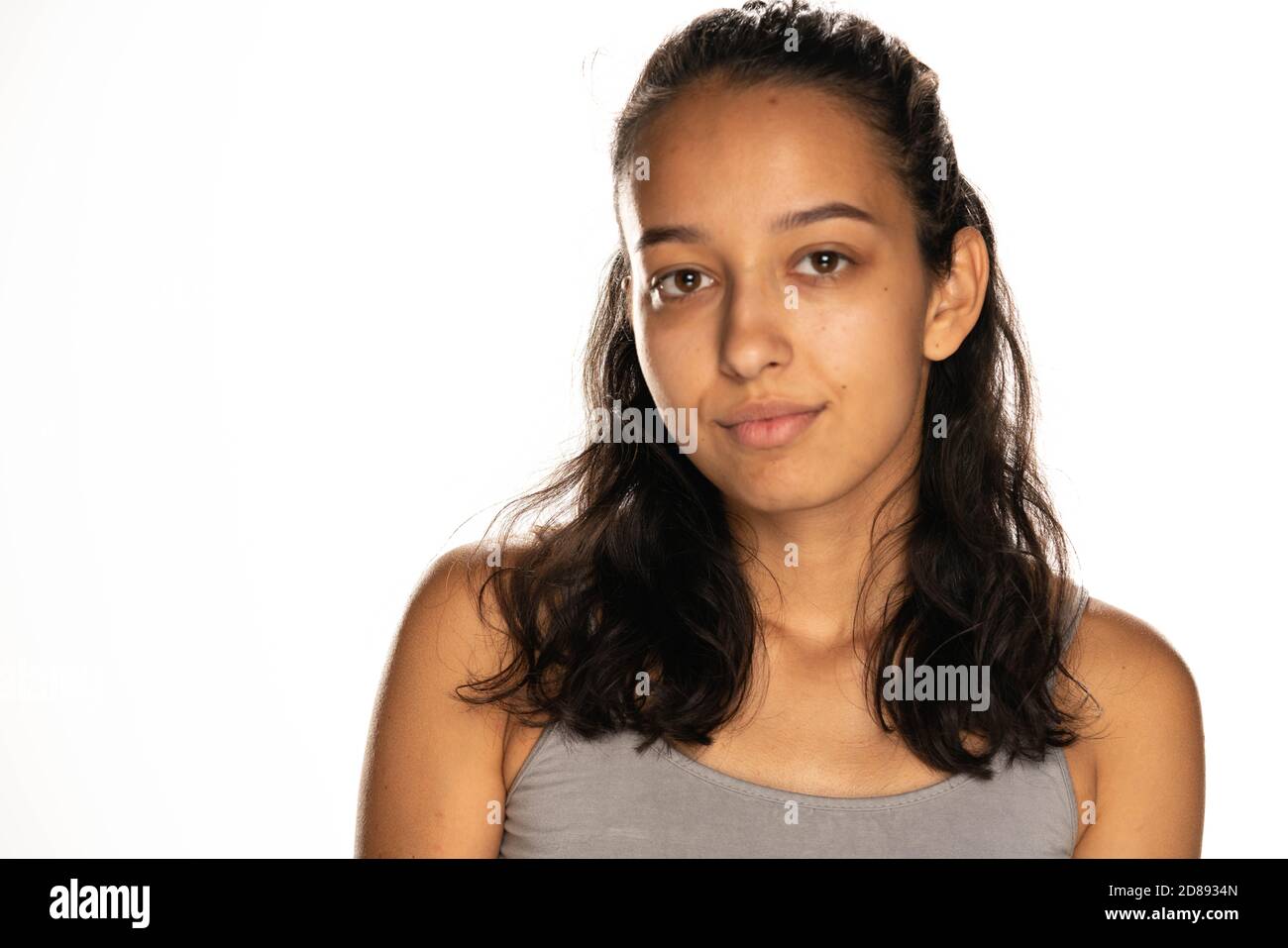 Porträt einer schönen jungen latina Frau ohne Make-up auf weiß Hintergrund Stockfoto
