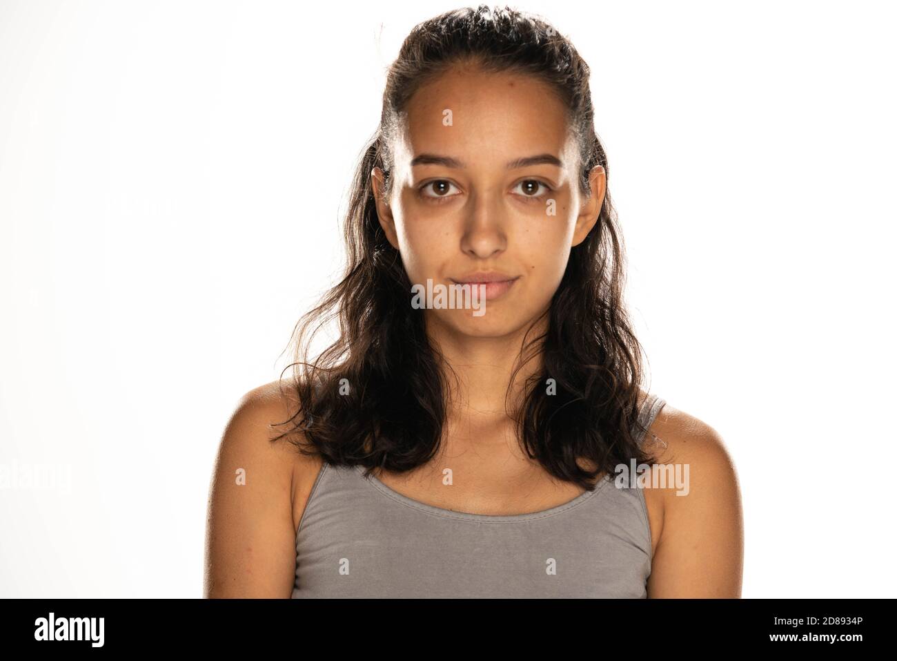 Porträt einer schönen jungen latina Frau ohne Make-up auf weiß Hintergrund Stockfoto