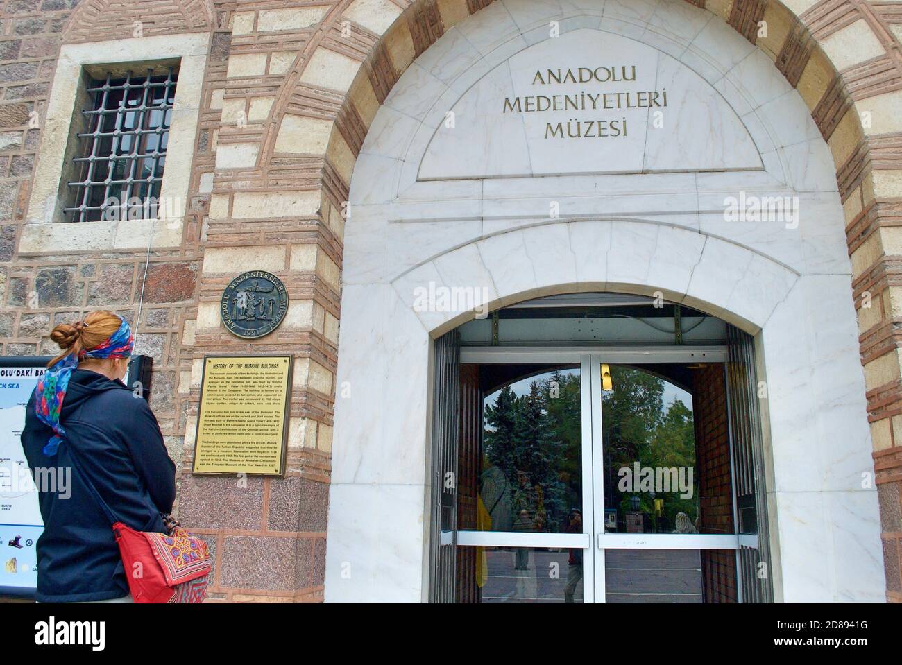 Ankara Türkei. Ca. Okt. 2010. Junge kaukasische weibliche Touristen lesen die Informationen am Tor des Museums für anatolische Zivilisationen. Ein Museum Stockfoto