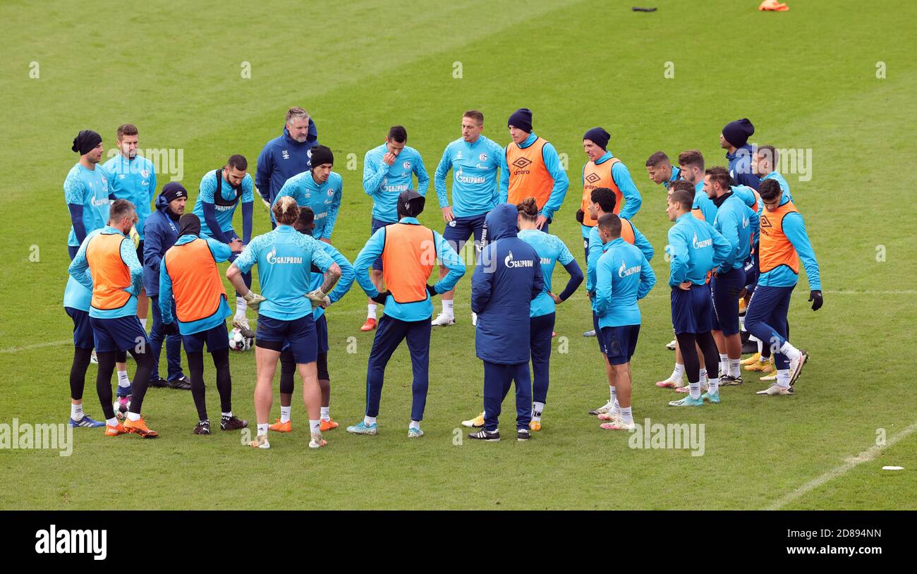 Stadt Gelsenkirchen, Deutschland. 27. Okt, 2020. firo: 27.10.2020 Fußball, 1. Bundesliga, Saison 2020/2021, FC Schalke 04, Training, Trainer Manuel BAUM mit Team, Team, Bezirk.Nutzung weltweit Credit: dpa/Alamy Live News Stockfoto