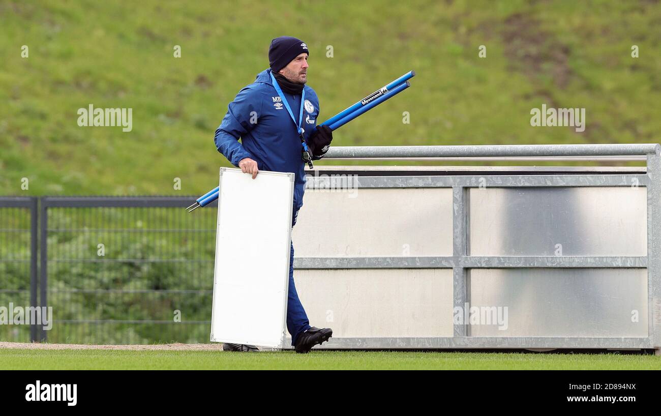 Stadt Gelsenkirchen, Deutschland. 27. Okt, 2020. firo: 27.10.2020 Fußball, 1. Bundesliga, Saison 2020/2021, FC Schalke 04, Training, Trainer Manuel BAUM mit Taktiken weltweit Credit: dpa/Alamy Live News Stockfoto