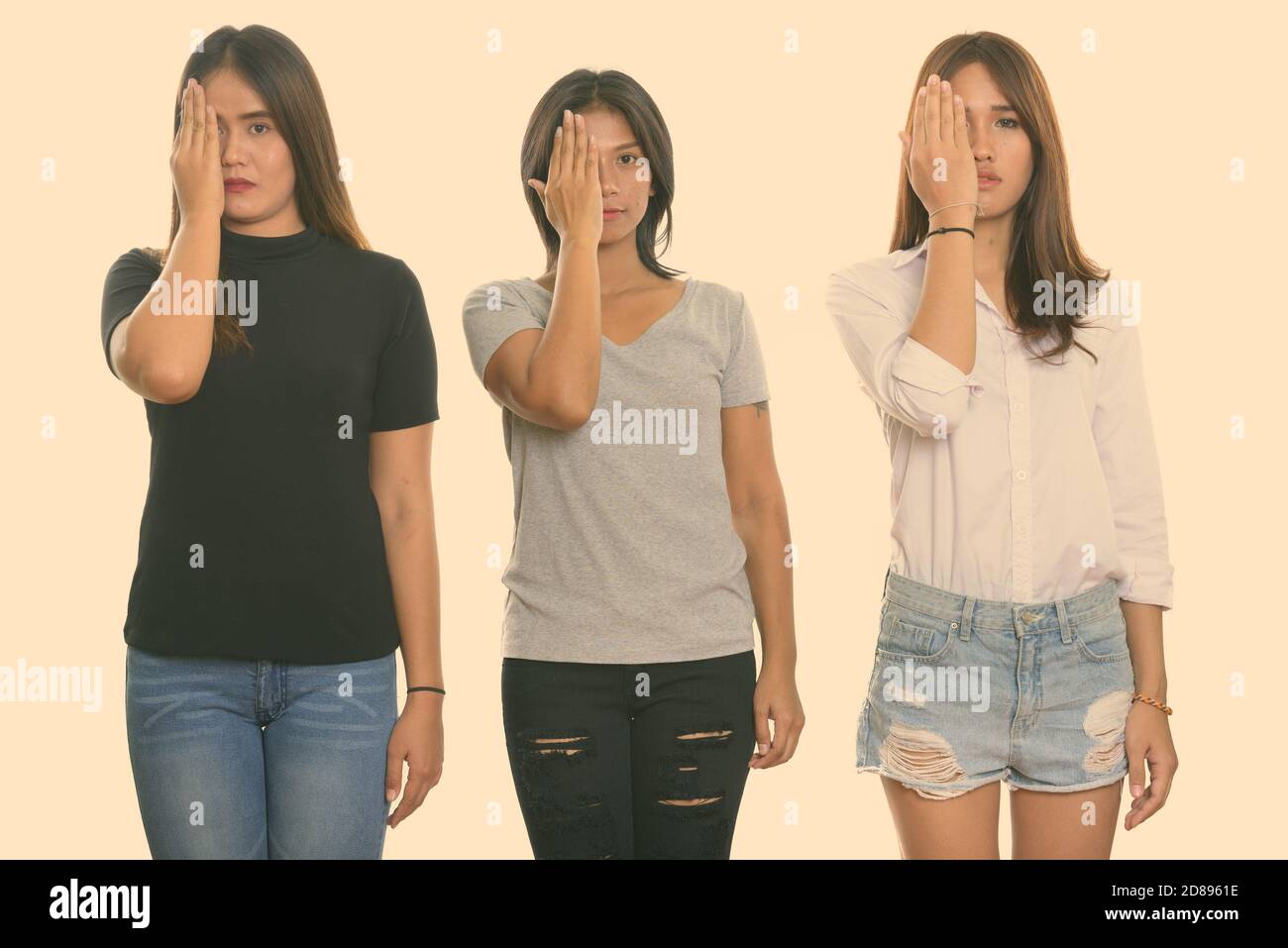 Studio geschossen von drei junge asiatische Frau Freunde suchen betonte Stockfoto