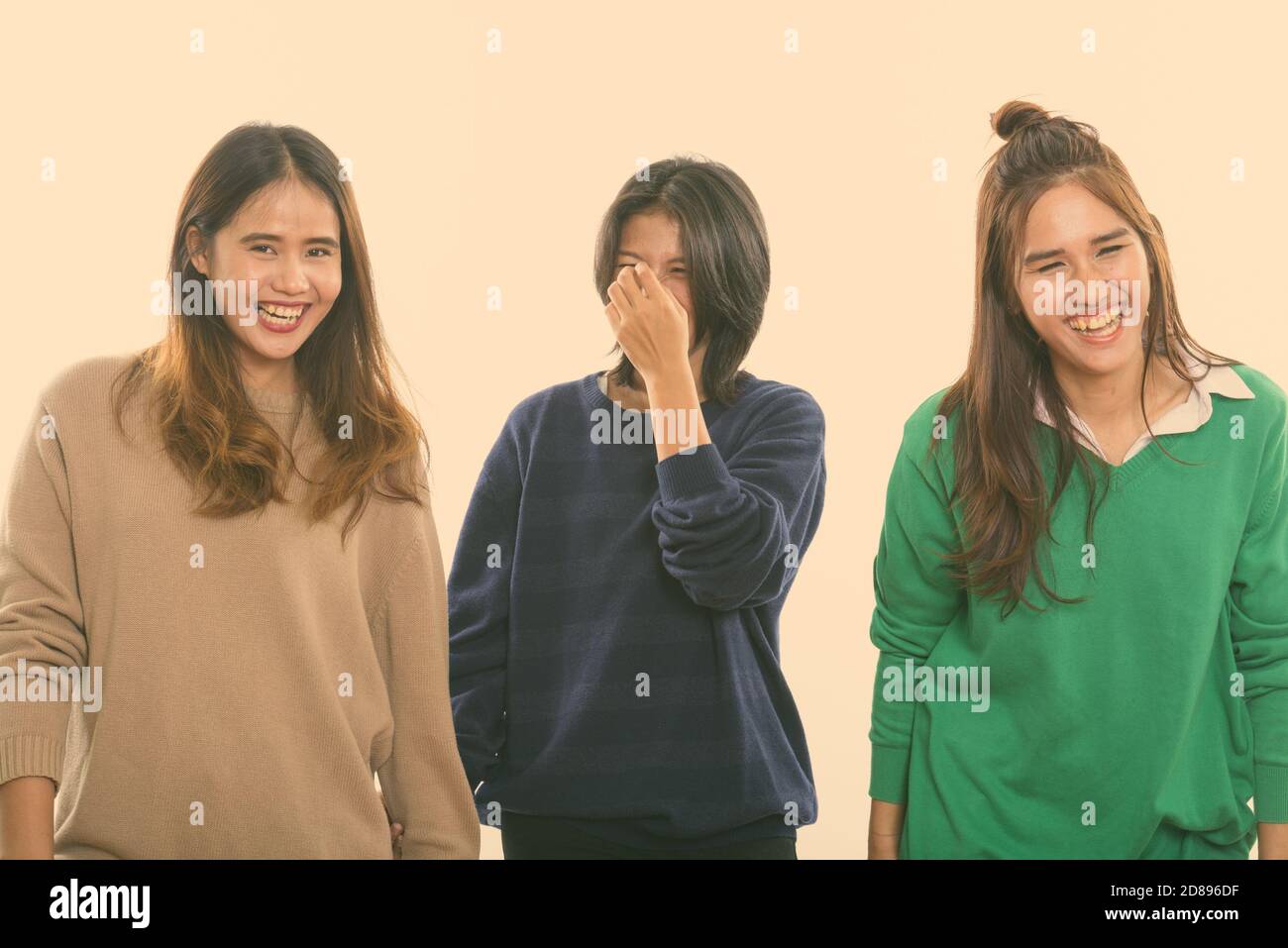 Studio shot von drei glückliche junge asiatische Frau Freunde lächelnd und zusammen lachen Stockfoto
