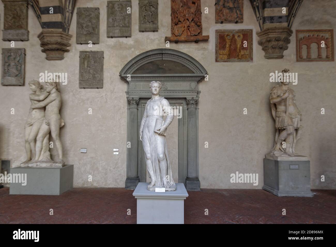 Skulpturen und Reliefs im Palazzo del Bargello in Florenz, Italien. Erbaut im XIII Jahrhundert, wurde der Palast als Nationalmuseum im Jahr 1865 eröffnet Stockfoto