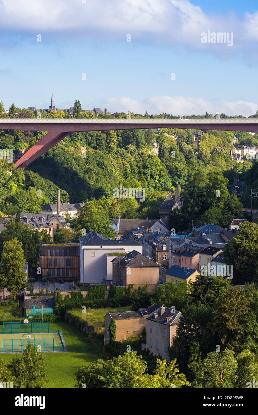 Luxemburg, Luxemburg-Stadt, Blick auf das Viertel Pfaffenthal und die Brücke der Großherzogin Charlotte, die als Rote Brücke bekannt ist Stockfoto
