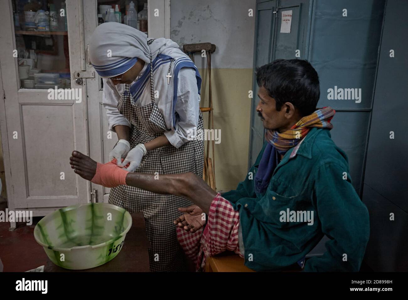 Kalkutta, Indien, Januar 2008. Mutter Teresas Nonne, die in ihrem Zentrum arbeitet, um Menschen zu helfen. Stockfoto