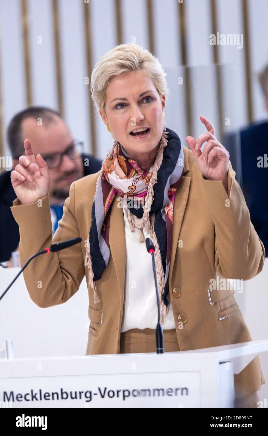 Schwerin, Deutschland. Oktober 2020. Manuela Schwesig (SPD), Ministerpräsidentin von Mecklenburg-Vorpommern, spricht im landtag über den Nachtragshaushalt der Landesregierung 2020/2021 zur Bewältigung der Folgen der Corona-Krise. Der Nachtragshaushalt sieht 2.15 Milliarden Euro Neuverschuldung vor, was bedeutet, dass die höchste Verschuldung in der Geschichte Mecklenburg-Vorpommerns mit 12.2 Milliarden Euro erreicht werden würde. Quelle: Jens Büttner/dpa-Zentralbild/dpa/Alamy Live News Stockfoto