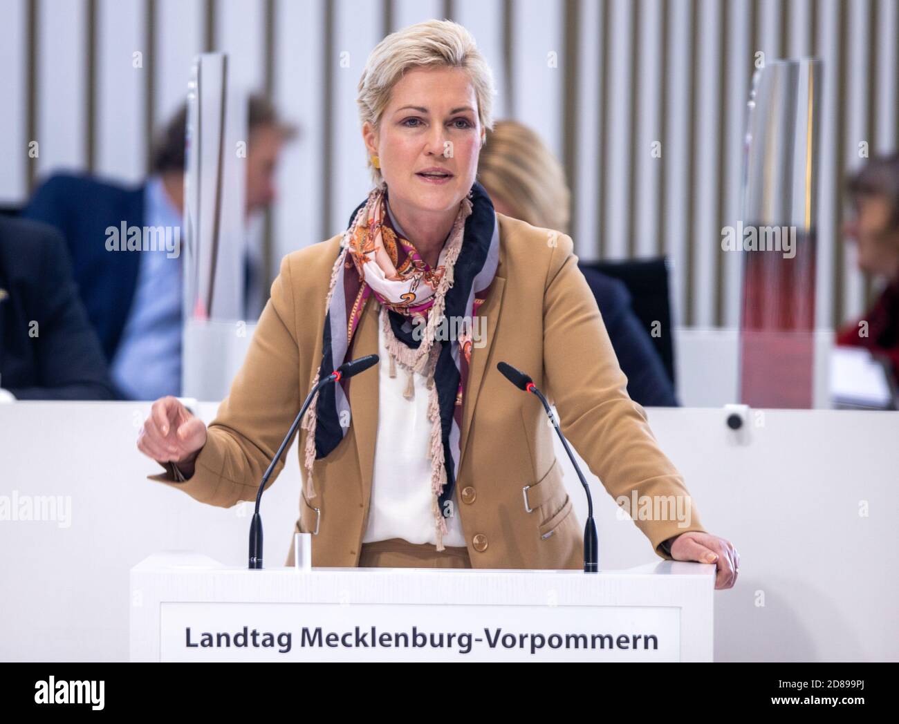 Schwerin, Deutschland. Oktober 2020. Manuela Schwesig (SPD), Ministerpräsidentin von Mecklenburg-Vorpommern, spricht im landtag über den Nachtragshaushalt der Landesregierung 2020/2021 zur Bewältigung der Folgen der Corona-Krise. Der Nachtragshaushalt sieht 2.15 Milliarden Euro Neuverschuldung vor, was bedeutet, dass die höchste Verschuldung in der Geschichte Mecklenburg-Vorpommerns mit 12.2 Milliarden Euro erreicht werden würde. Quelle: Jens Büttner/dpa-Zentralbild/dpa/Alamy Live News Stockfoto