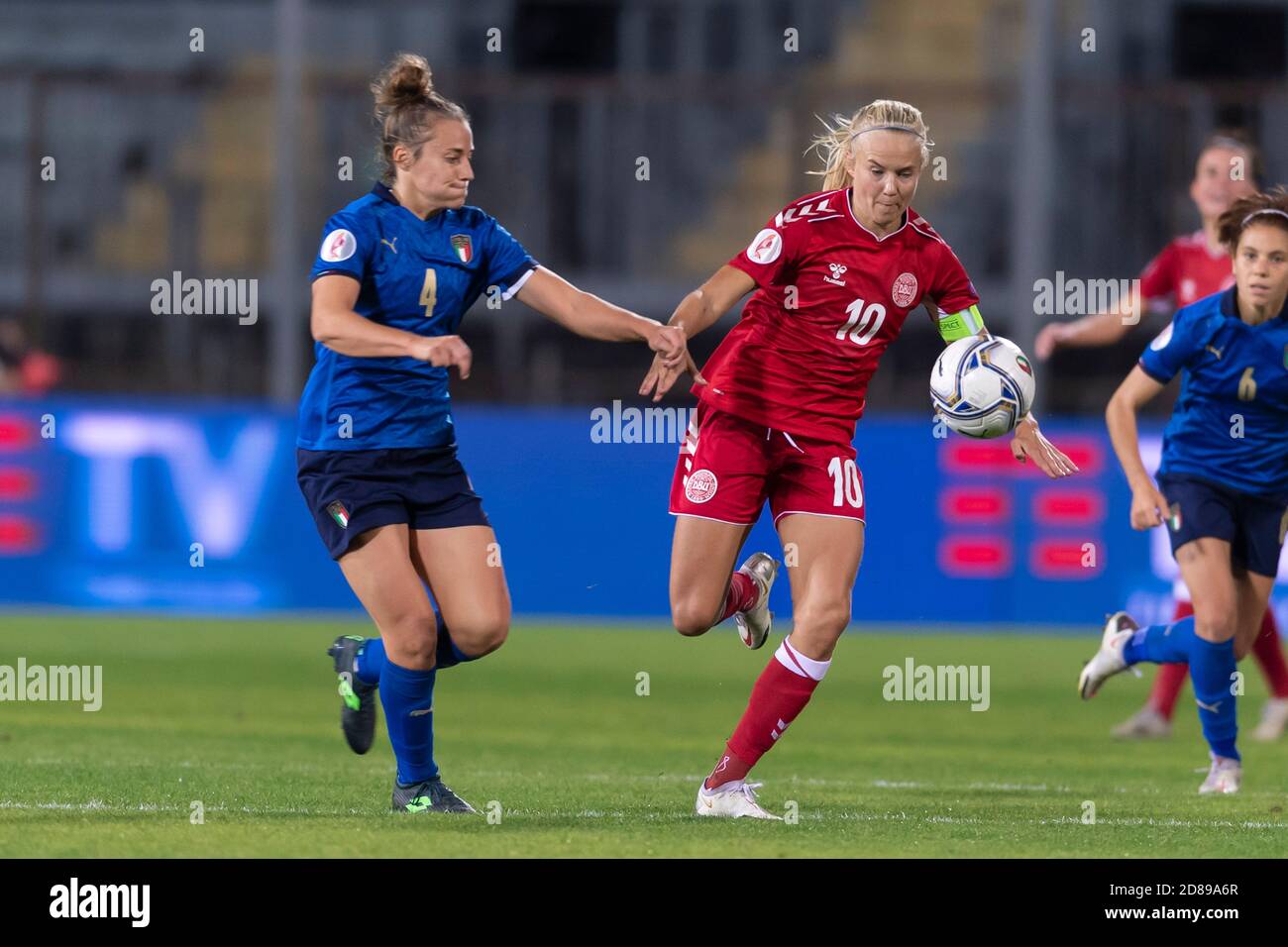 Aurora Galli (Italien) Pernille Harder (Dänemark) Während des UEFA "Women s Euro 2022 England Qualifications"-Spiels zwischen Italien 1-3 Dänemark im Carlo Castellani Stadion am 27. Oktober 2020 in Empoli, Italien. (Foto von Maurizio Borsari/AFLO) Stockfoto