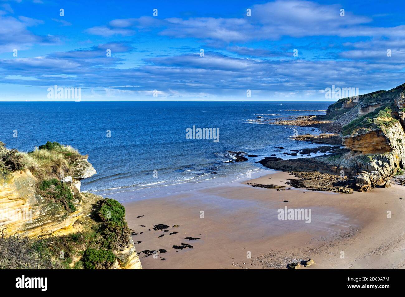 HOPEMAN STRAND ENTLANG DER MORAY KÜSTE SCHOTTLAND EINER DER KLEINE SANDSTRÄNDE UND GOLDENE SANDSTEINKLIPPEN Stockfoto
