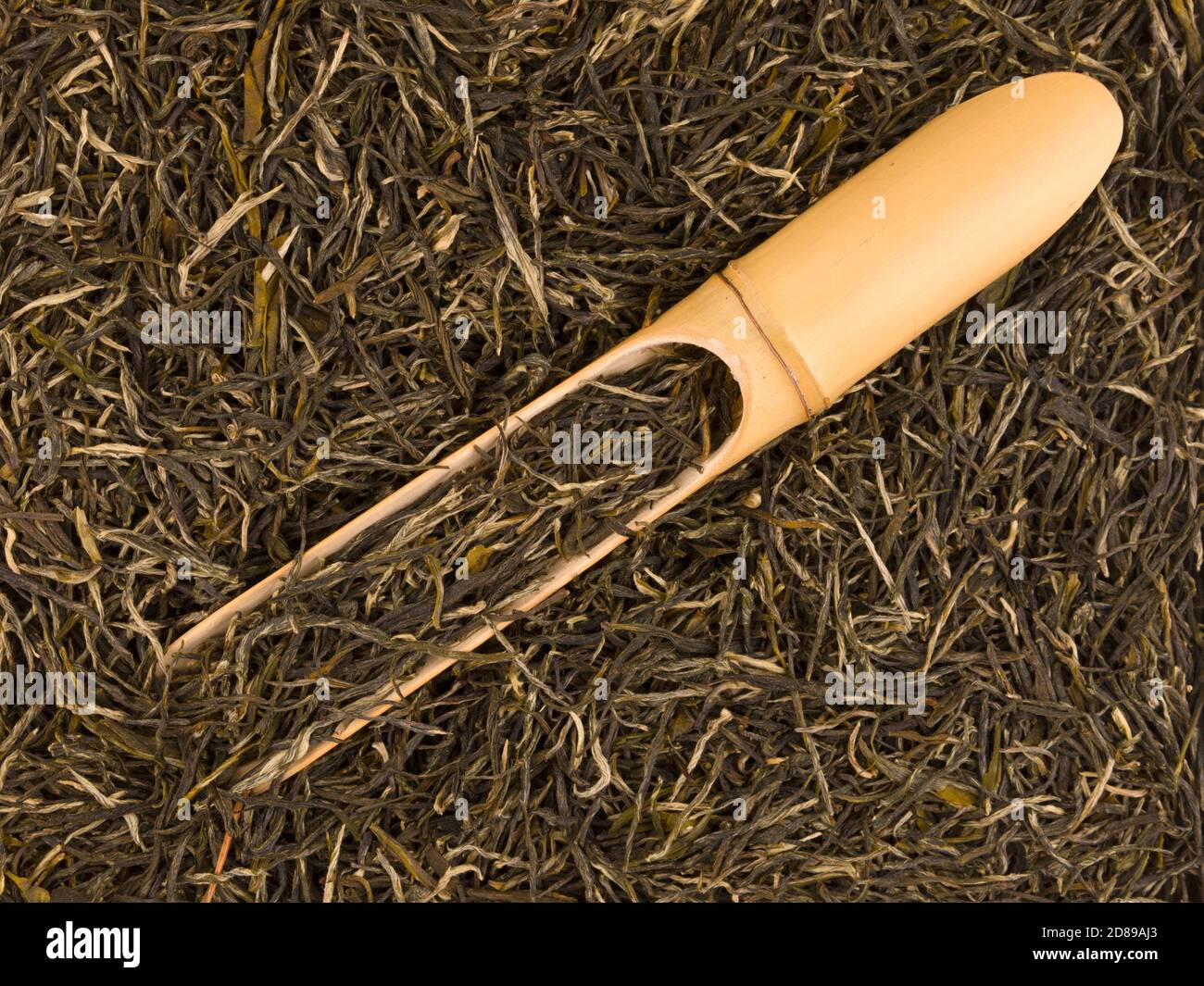 Chinesischer grüner Tee Hintergrund mit Bambuslöffel Stockfoto