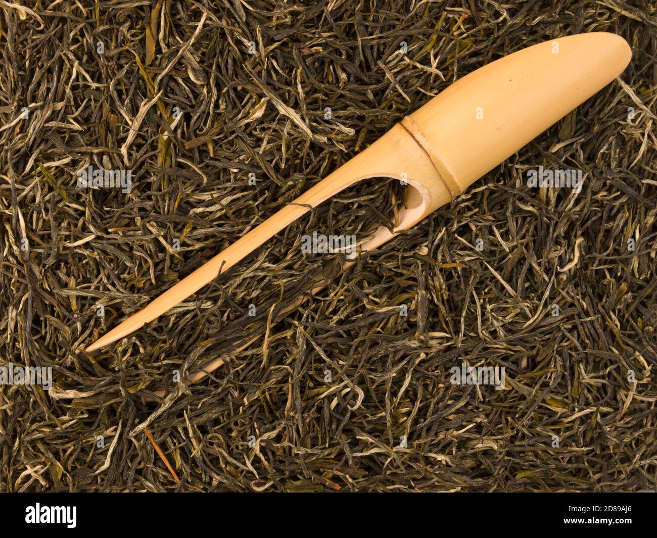 Chinesischer grüner Tee brauen Hintergrund mit Bambus Schaufel Stockfoto