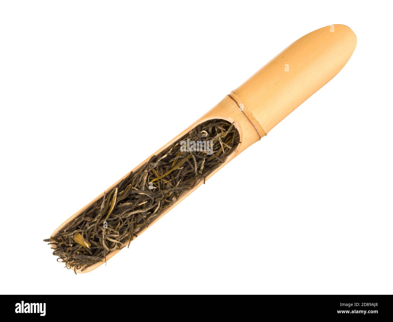 Grüner Tee (Xinyang Maojian) In Holzlöffel isoliert auf weißem Hintergrund Stockfoto