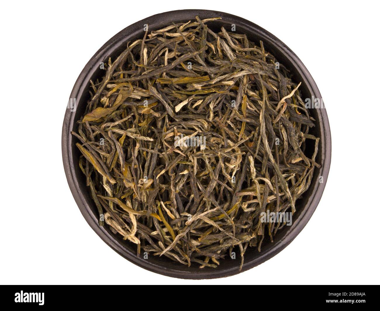 Schwarze Metall-Teetasse mit grünem Tee Brühen isoliert auf Weißer Hintergrund Stockfoto