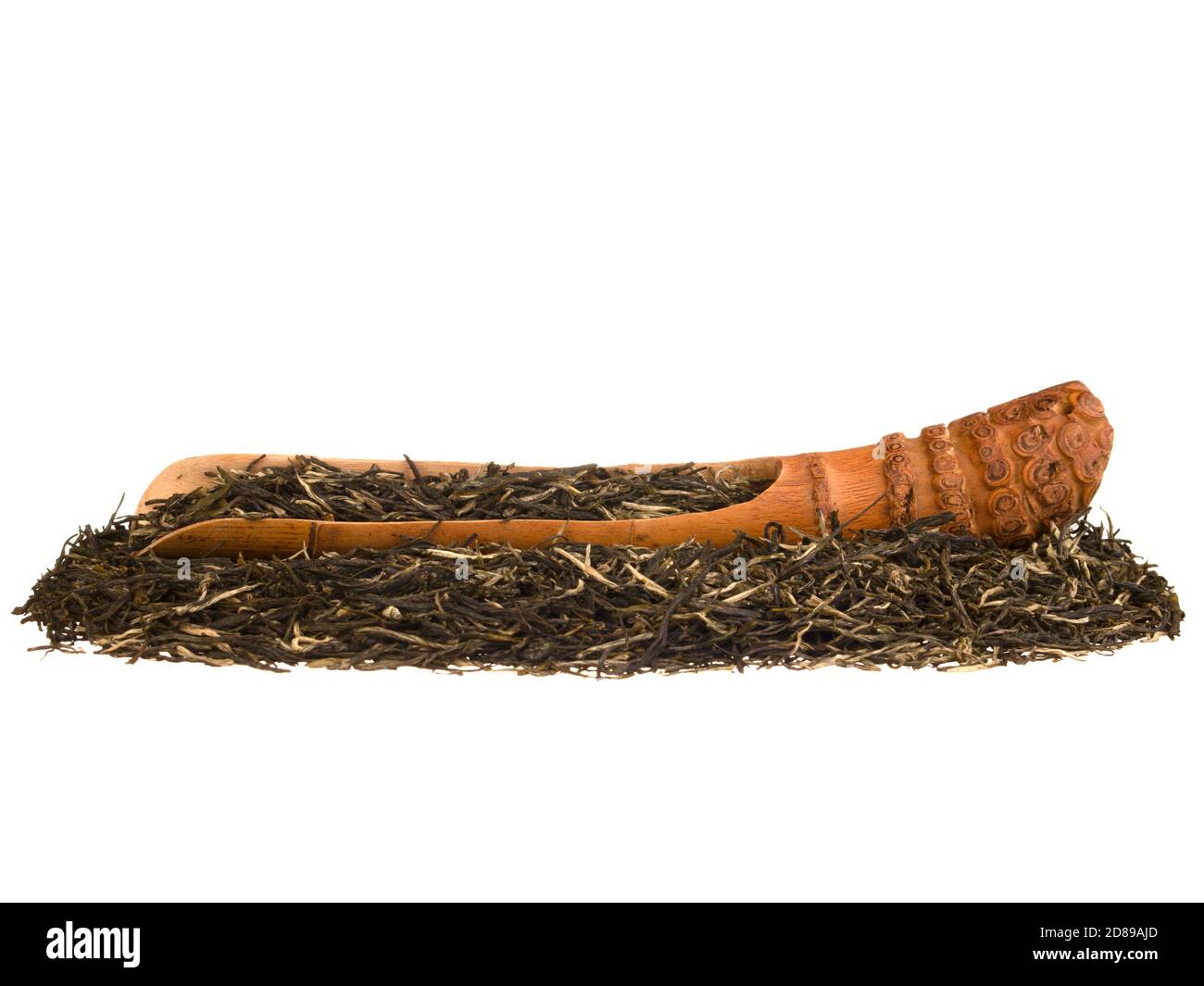 Grüner Tee brauen mit Bambuswurzel Schaufel isoliert auf weiß Rückeneinlauf Stockfoto