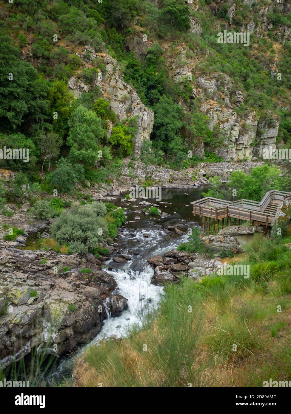 Wilder Fluss Paiva vom Gehweg entlang der Schlucht aus gesehen Stockfoto