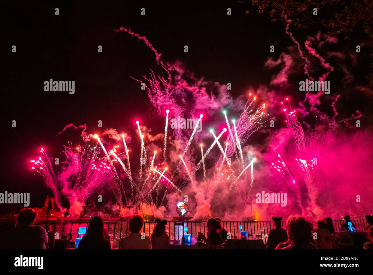 Die Gäste bei der Frozen Ever After Dessert Party haben einen tollen Blick auf die EPCOT Feuerwerk, Disney World, Florida Stockfoto