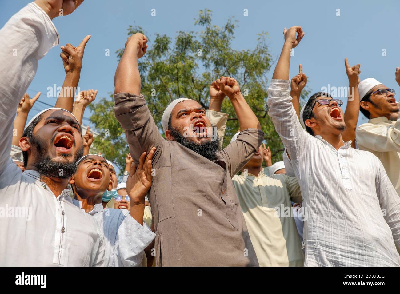Führer und Aktivisten der Islami Oikyajot Bangladesh, einer islamistischen politischen Partei, veranstalteten eine Demonstration, die zum Boykott französischer Produkte aufrief Stockfoto