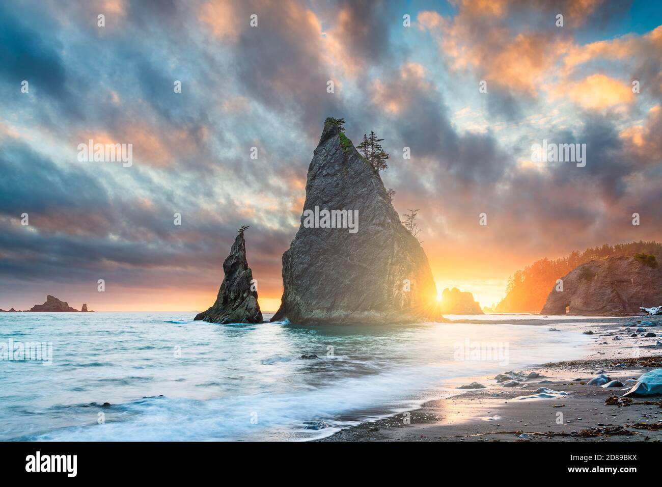 Olympic National Park, Washington, USA am Rialto Beach bei Sonnenuntergang. Stockfoto