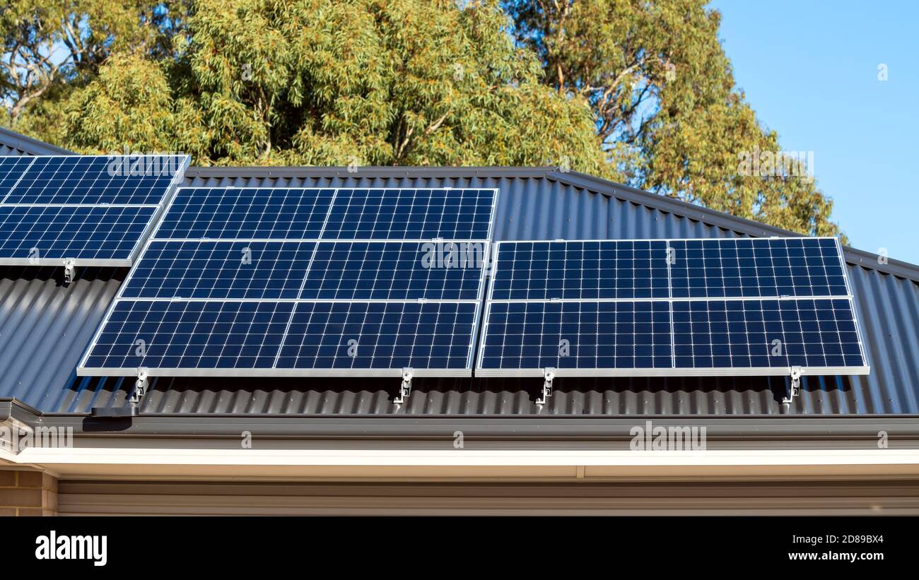 Neue Solarpaneele auf Metallblechdach des installiert Haus in Südaustralien Stockfoto