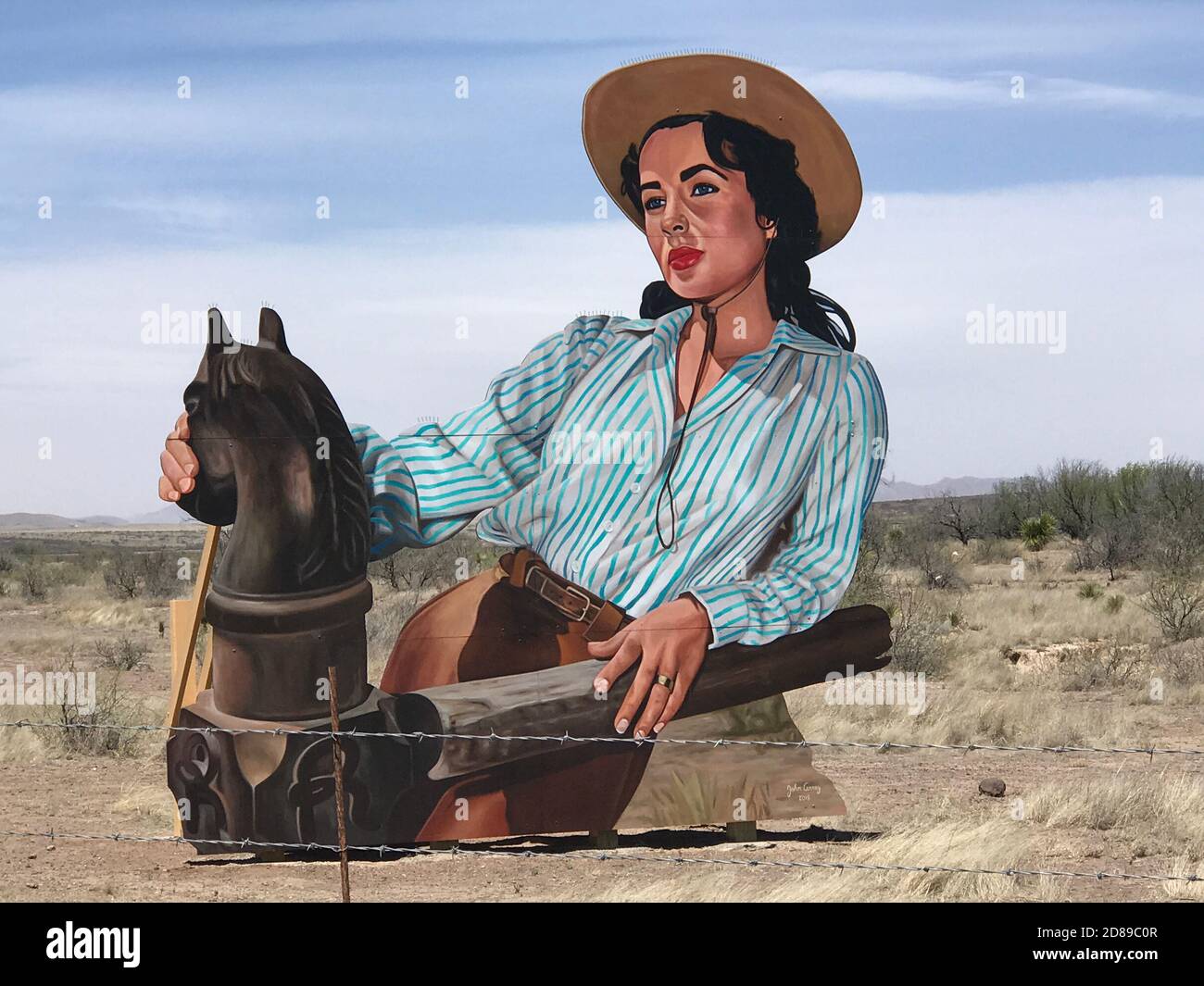 Diese Kunst am Straßenrand in der Nähe von Marfa, Texas, ist eine Hommage an den Film „Giant“ mit Liz Taylor. Riese machte Marfa Texas berühmt. Stockfoto