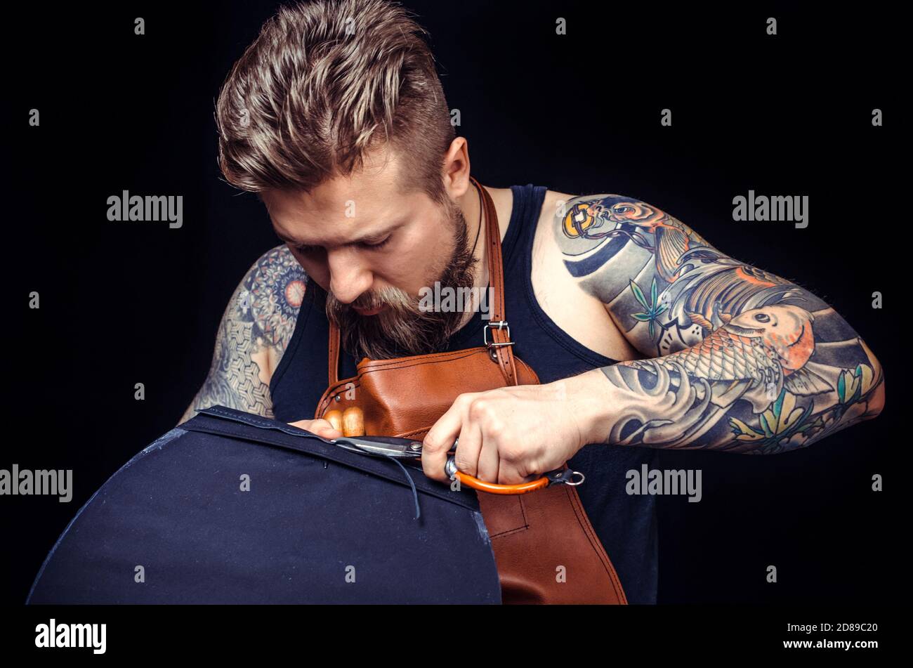 Arbeiter von Leder Herstellung von Leder Werkstück in seiner Werkstatt Stockfoto