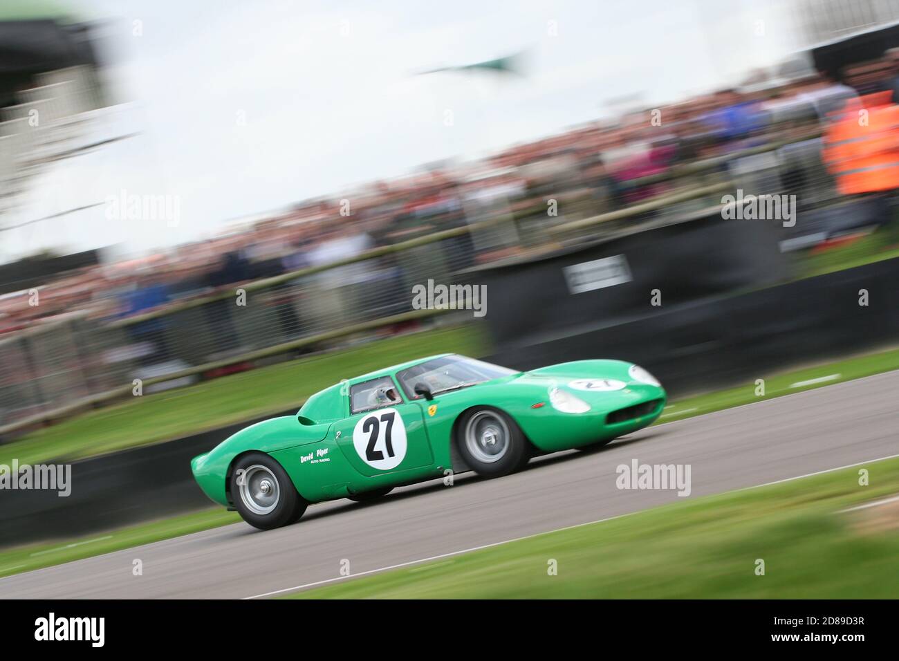 David Piper fährt mit seinem Ferrari 250LM bei 2011 Goodwood Revival Stockfoto