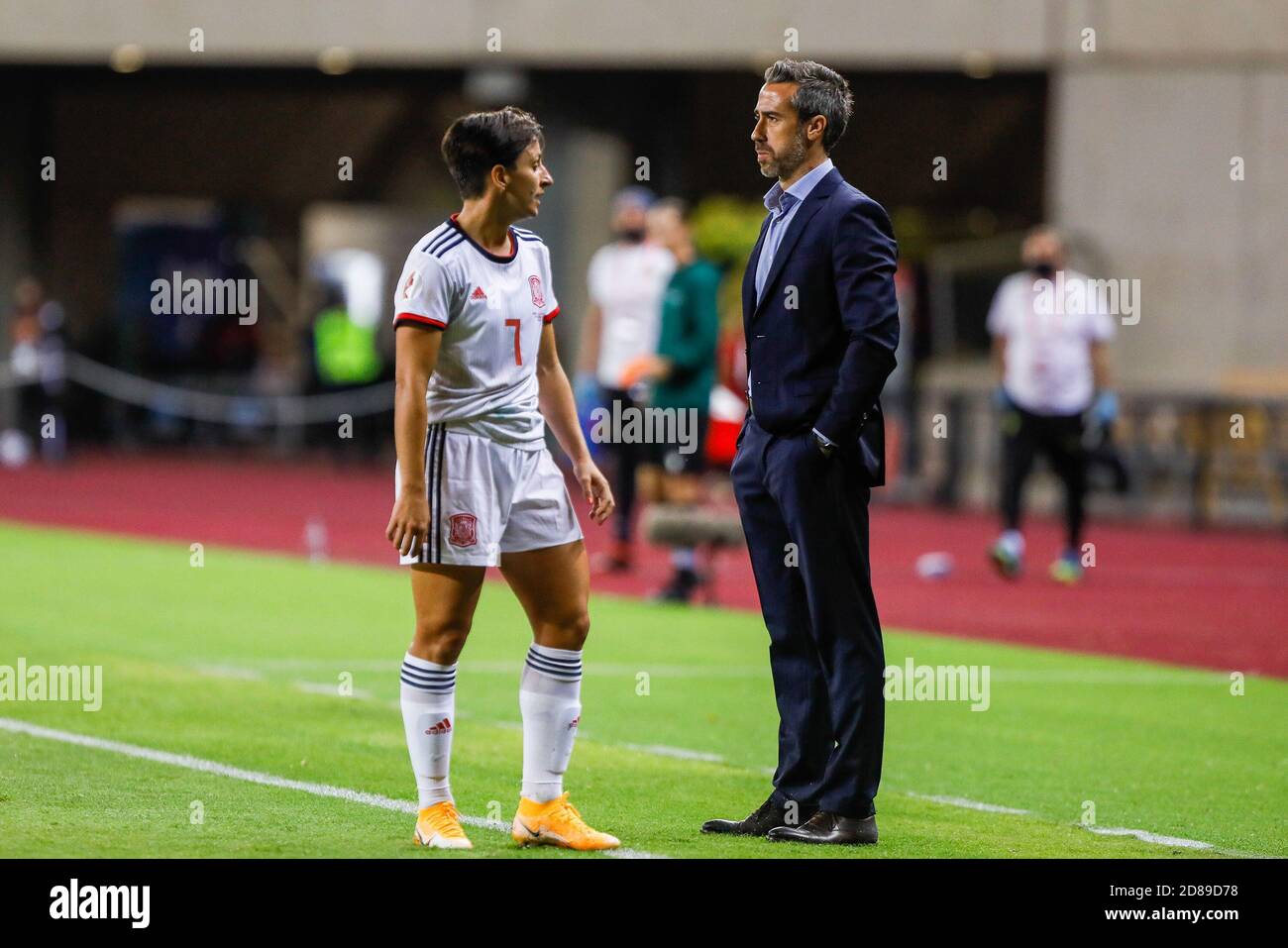 Marta Corredera aus Spanien und Jorge Vilda, Cheftrainer Spaniens während der UEFA Women's Euro 2022, Qualifying Football match zwischen Spanien und Tschechien R C Stockfoto