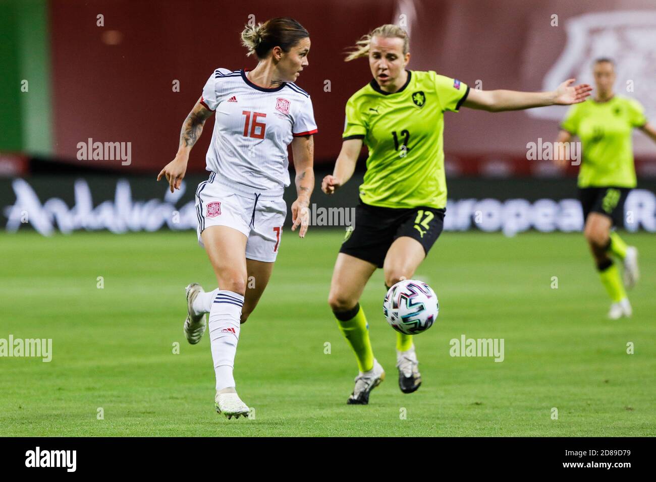 Maria Leon von der spanischen Mannschaft und Klara Cahynova von der Tschechischen Republik während der UEFA Women's Euro 2022, Qualifying Fußballspiel zwischen Spanien und Tschechische R C Stockfoto