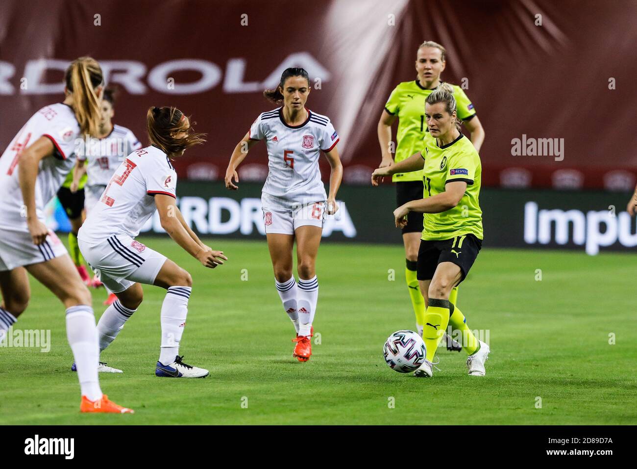 Tereza Krejcirokova aus der Tschechischen Republik und Aitana aus Spanien während der UEFA Women's Euro 2022, Qualifying Football match zwischen Spanien und Tschechische Repub C Stockfoto