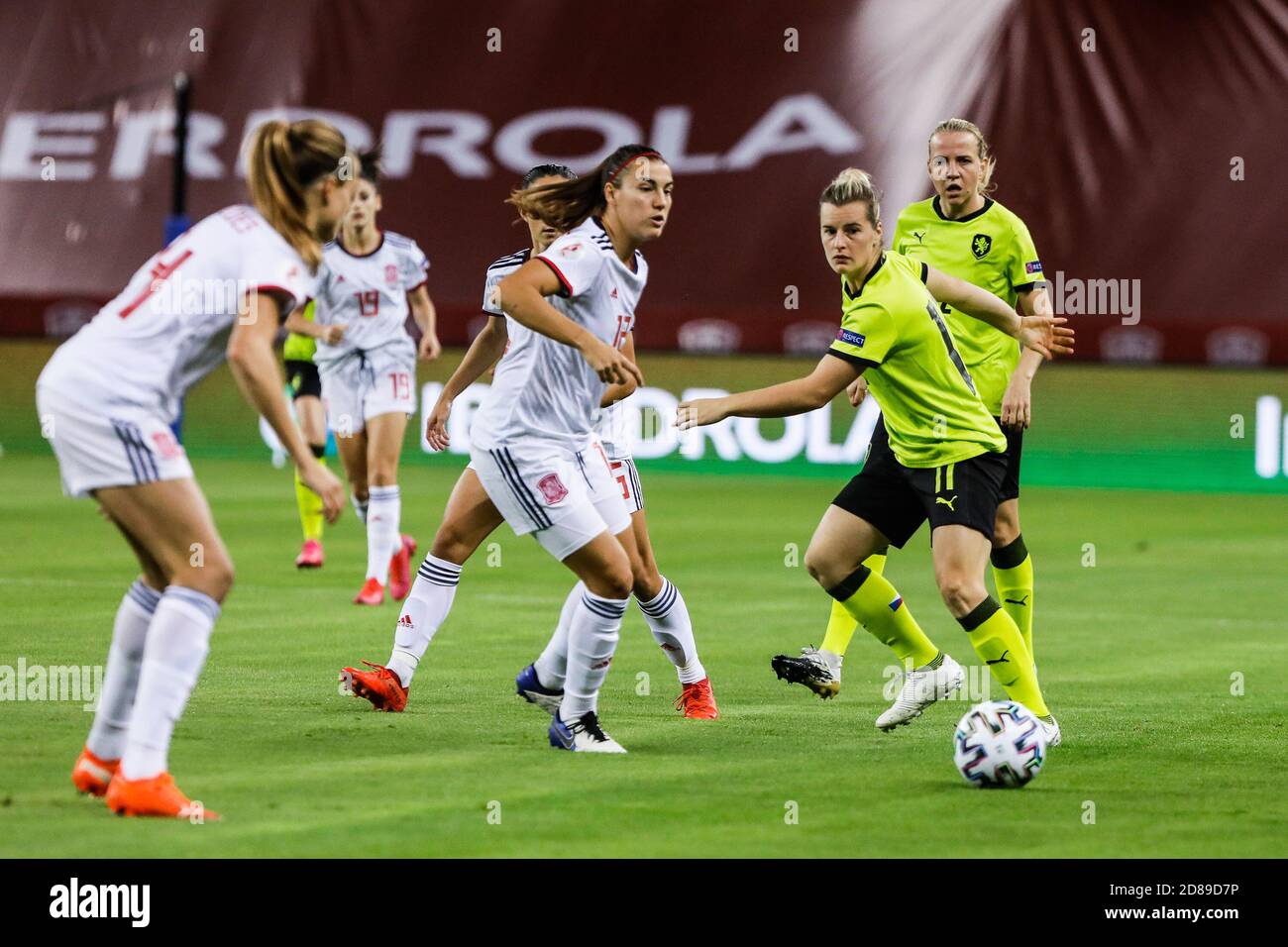 Patri von Spanien und Tereza Krejcirokova von Tschechien während der UEFA Women's Euro 2022, Qualifying Fußballspiel zwischen Spanien und der Tschechischen Republik C Stockfoto
