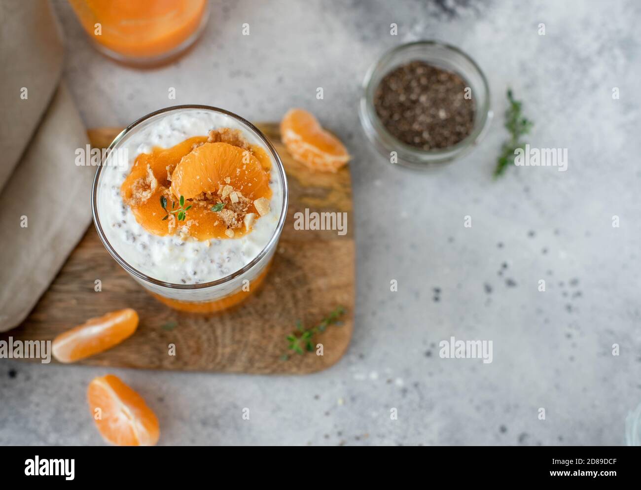 Köstlicher Chia-Pudding mit Mandarine. Herbst oder Winter Dessert. Hellgrauer Hintergrund, Draufsicht. Stockfoto
