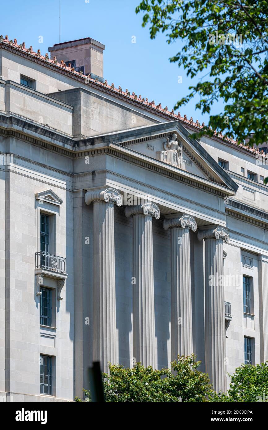 Substantielle ionische Säulen unterstützen den Greek-Revival Pediment auf dem Robert F Kennedy Department of Justice Building auf Constitution Avenue Stockfoto