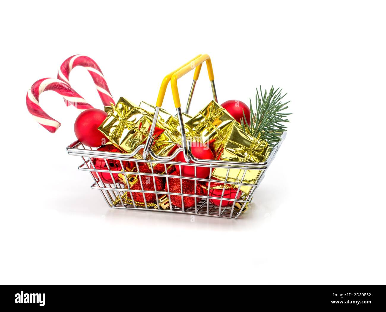 Kleiner Lebensmittelkorb gefüllt mit Weihnachtsgeschenken isoliert auf weißem Hintergrund. Cristmas Einkaufskonzept. Stockfoto