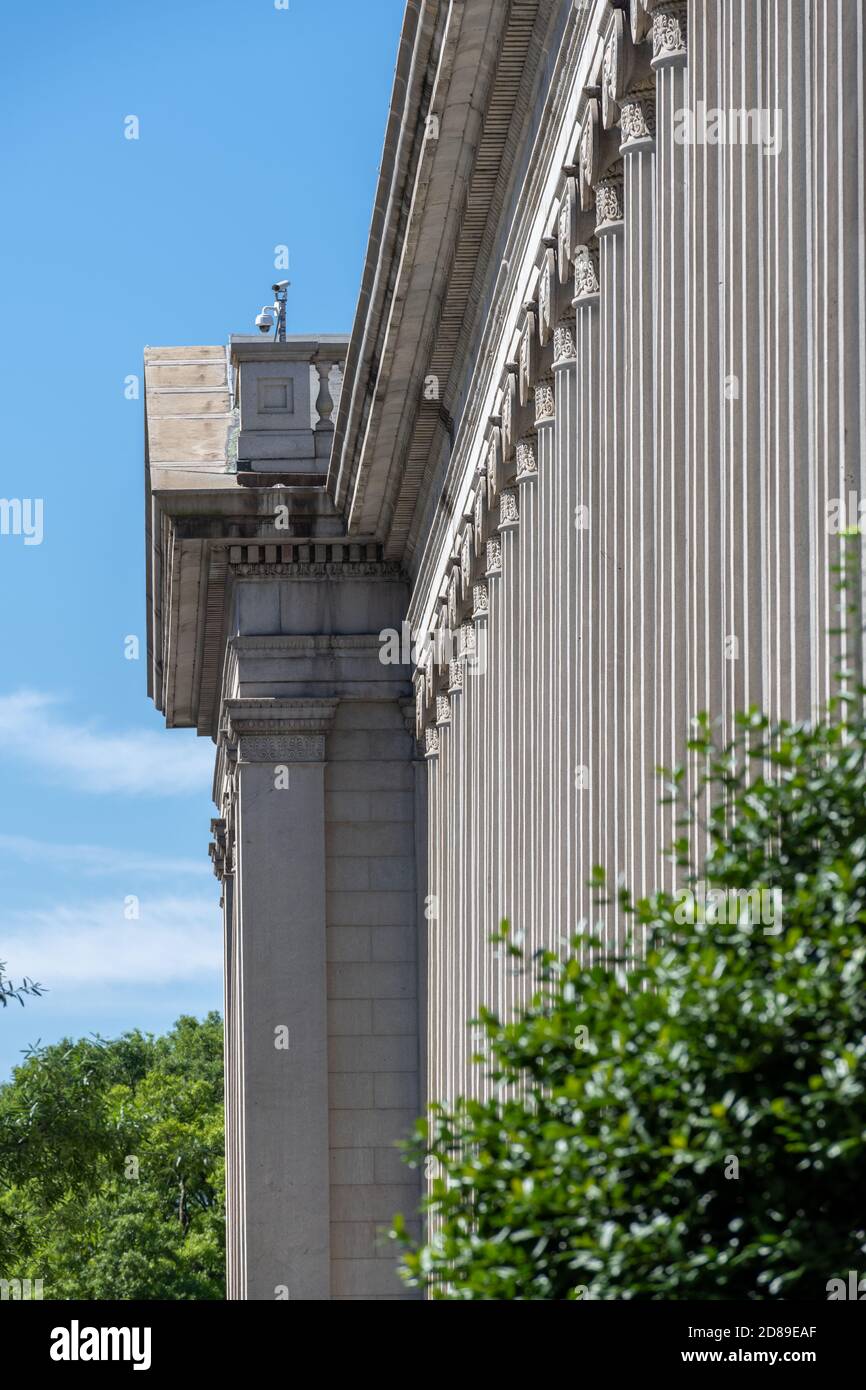 Robert Mills' griechisch inspirierte ionische Kolonnade des US Treasury Building erstreckt sich 350' entlang der 15th Street, NW. Stockfoto