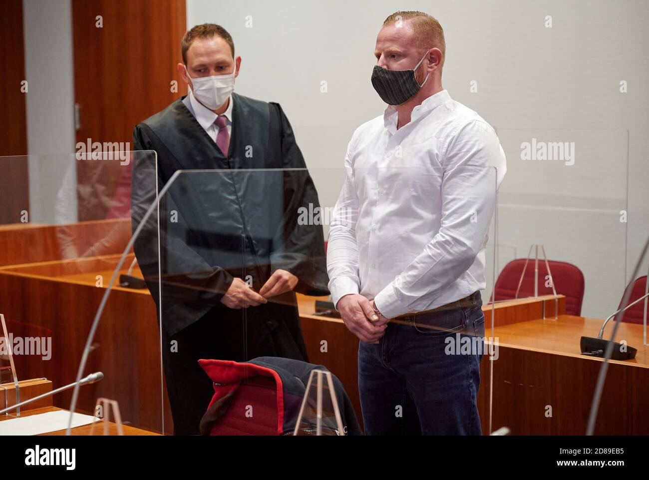 Bonn, Deutschland. Oktober 2020. Ein Soldat (r) und sein Anwalt Alexander Heinze (l) beginnen ihren Prozess gegen die Bundesrepublik Deutschland in einem Gerichtssaal am Landgericht. Der 42-Jährige ist bei einer Haus-zu-Haus-Kampfübung erschossen und schwer verletzt worden und fordert 150,000 Euro Schadenersatz. Quelle: Henning Kaiser/dpa/Alamy Live News Stockfoto