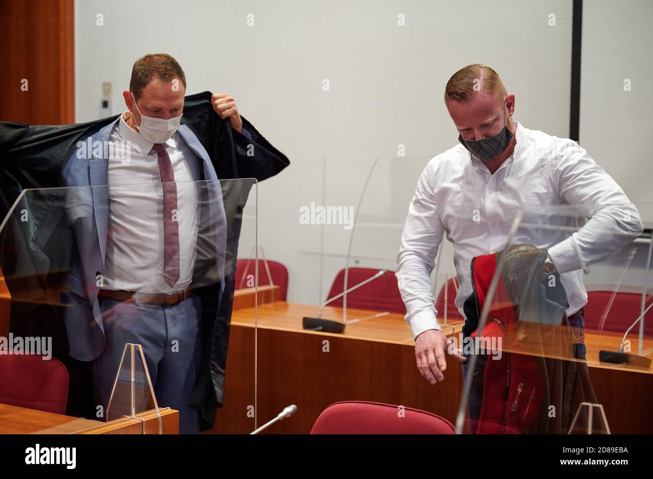 Bonn, Deutschland. Oktober 2020. Ein Soldat (r) und sein Anwalt Alexander Heinze (l) betreten vor Beginn seines Prozesses gegen die Bundesrepublik Deutschland einen Gerichtssaal im Landgericht. Der 42-Jährige ist bei einer Haus-zu-Haus-Kampfübung erschossen und schwer verletzt worden und fordert 150,000 Euro Schadenersatz. Quelle: Henning Kaiser/dpa/Alamy Live News Stockfoto