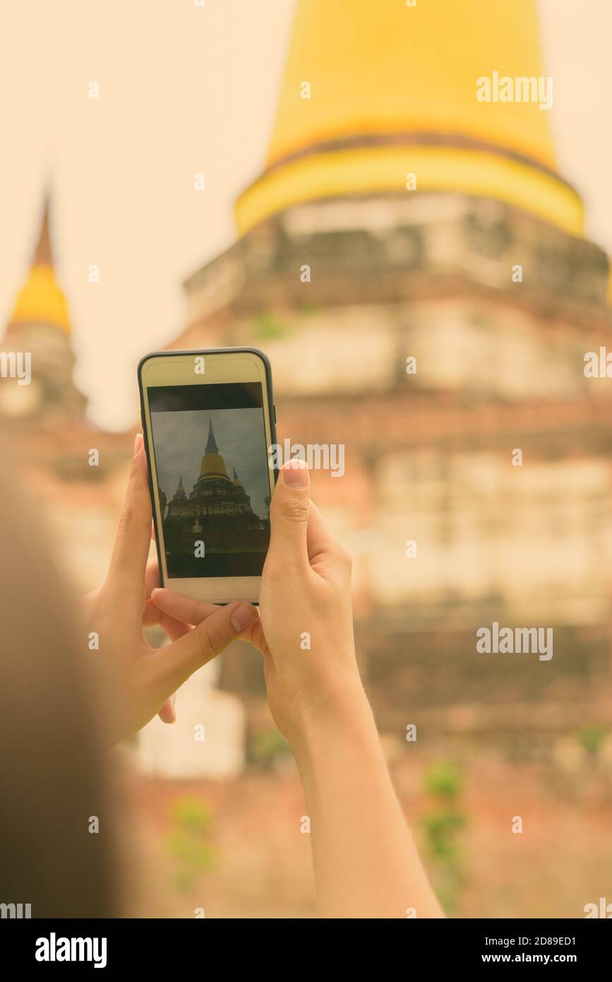 Junge schöne touristische Frau mit Urlaub in Ayutthaya, Thailand Stockfoto