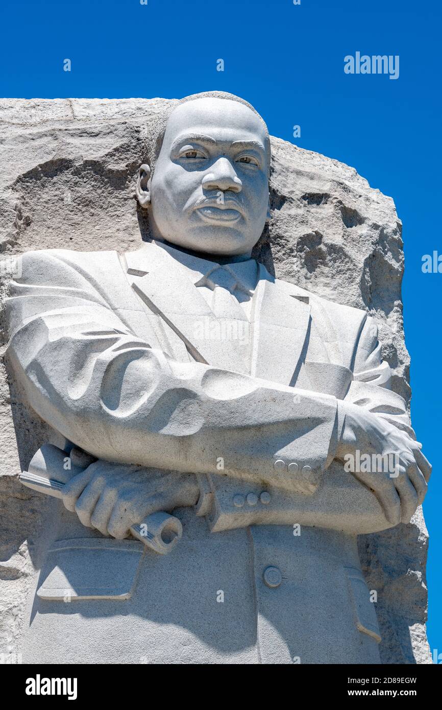 Mit gefalteten Armen blickt Lei Yixins 9 Meter hohe 'Stone of Hope'-Statue von Martin Luther King, Jr. vom West Potomac Park aus über das Tidal Basin. Stockfoto