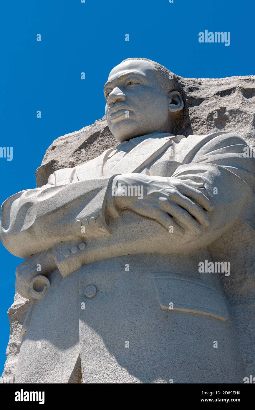 Mit gefalteten Armen blickt Lei Yixins 9 Meter hohe Granitstatue „Ton der Hoffnung“ von Martin Luther King, Jr. vom West Potomac Park aus über das Tidal Basin Stockfoto