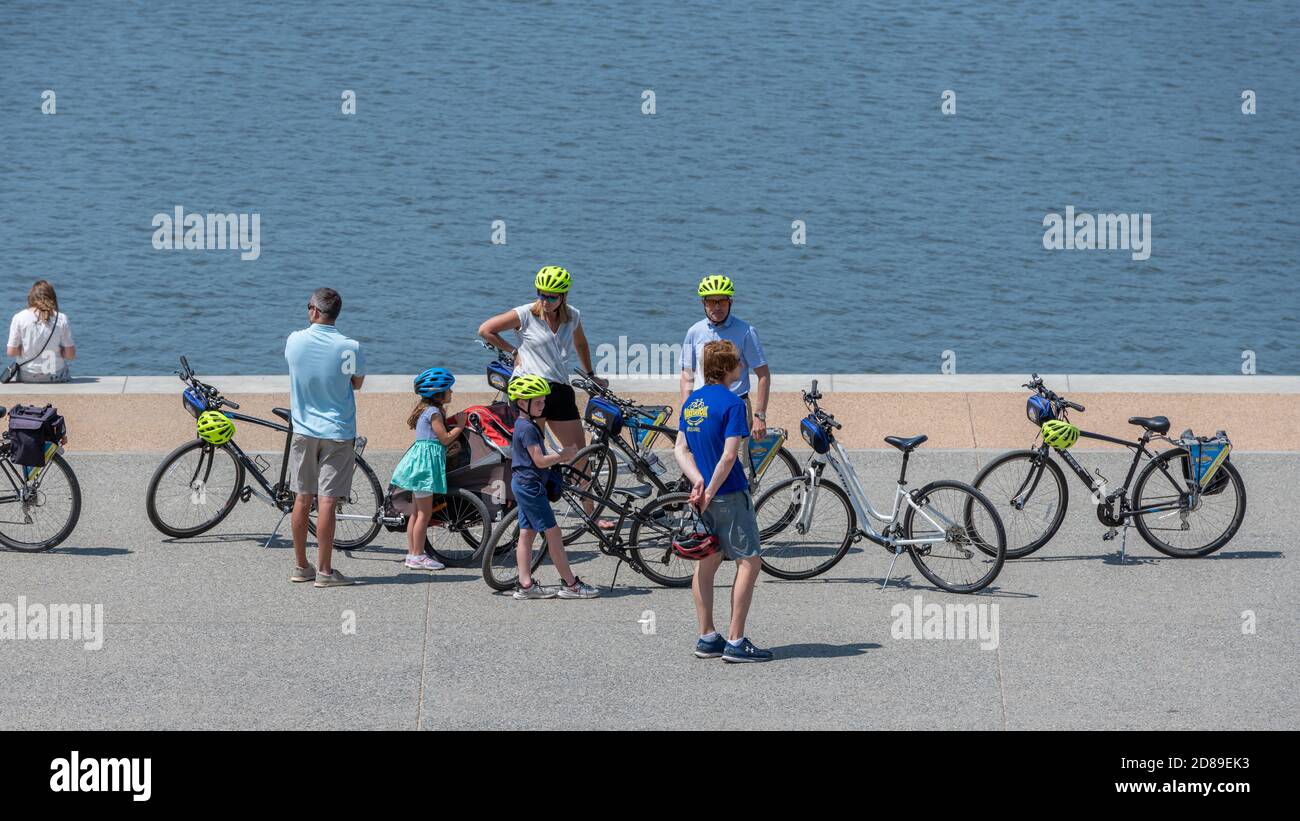 Eine Bike & Roll Fahrradtour durch Washington DC macht eine Pause im Tidal Basin am Jefferson Memorial. Stockfoto