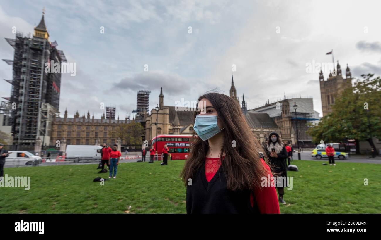 London, Großbritannien. 28. Oktober 2020. Sänger treten während "Survival in the Square" auf, am Tag drei einer Woche lange Reihe von kreativen Aktivitäten, die jeden Tag auf dem Parliament Square stattfinden. Die Veranstaltung wird von #WeMakeEvents organisiert, einer internationalen Bewegung, die betont, dass der Sektor der Live-Events dringend Unterstützung von lokalen Regierungen benötigt, um die Covid-19-Krise zu überleben. Kredit: Stephen Chung / Alamy Live Nachrichten Stockfoto