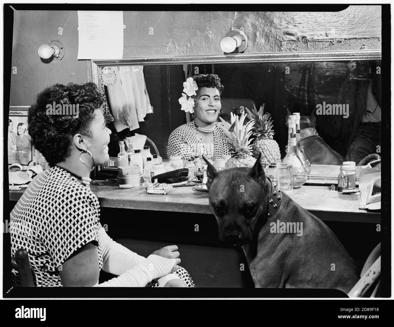 Billie Holiday Portrait, Blick im Spiegel mit einem Hund, New York, N.Y., ca. Juni 1946 Stockfoto