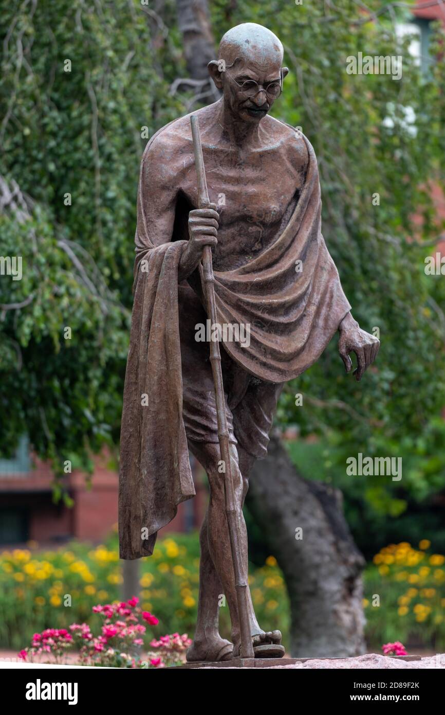 Gautam Pal's 8 ft 8 in Bronze Statue von Mahatma Gandhi steht auf einer dreieckigen Insel außerhalb der indischen Botschaft auf Massachusetts Avenue in Washington. Stockfoto