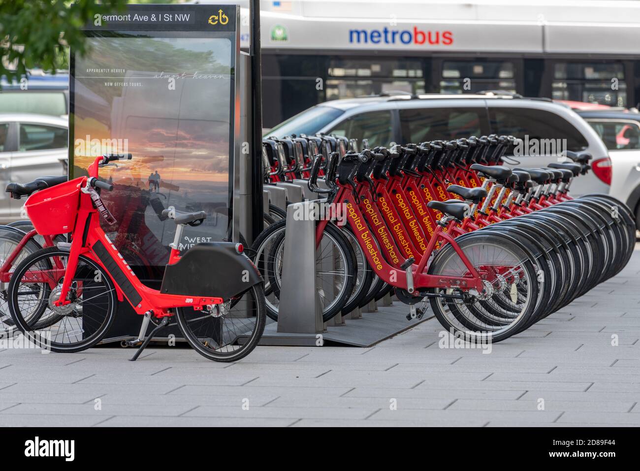 Eine Reihe von leuchtend roten Capital Bikeshare Fahrräder bei A Fahrradstation auf der Vermont Avenue in Washington DC Stockfoto