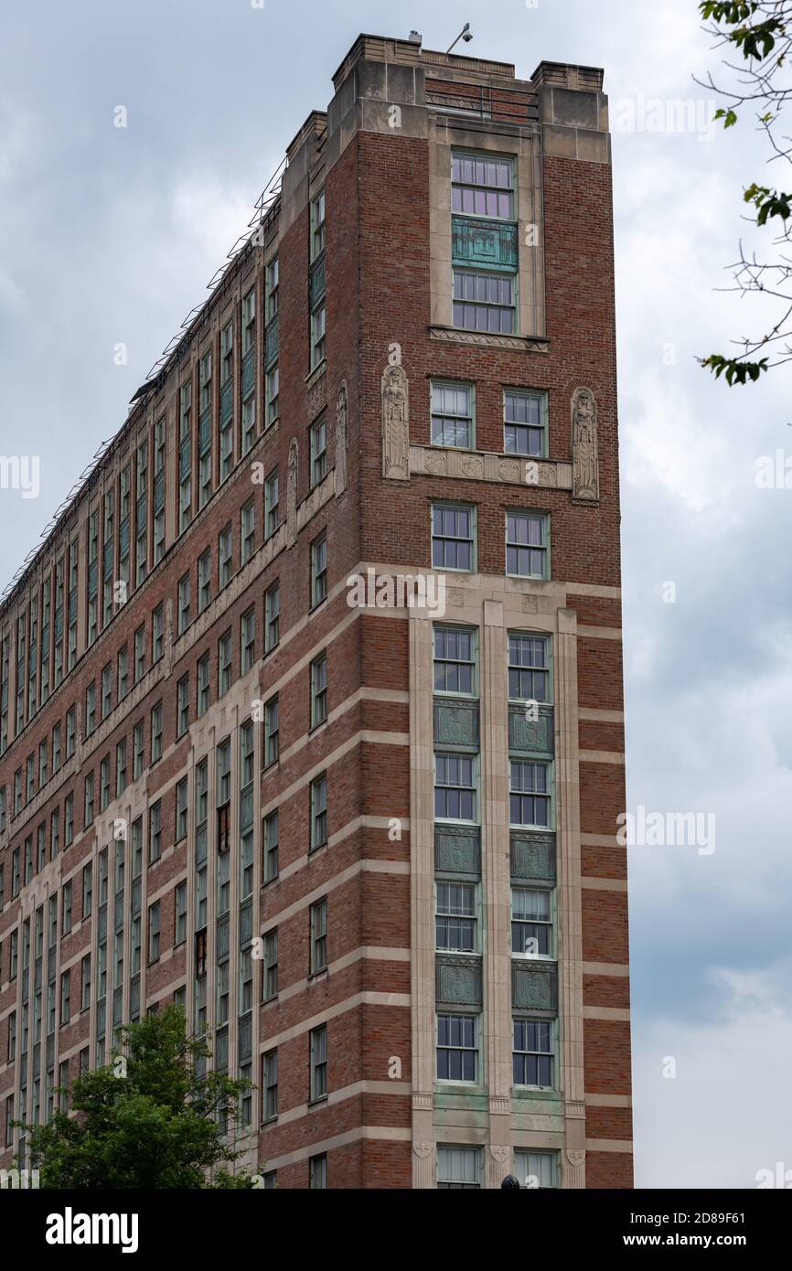 Das Art déco-Hochhaus von Mihran Mesrobian in der 1350 Connecticut Avenue am Dupont Circle war einst ein Hotel. Es wurde 1942 in Büroflächen umgewandelt. Stockfoto