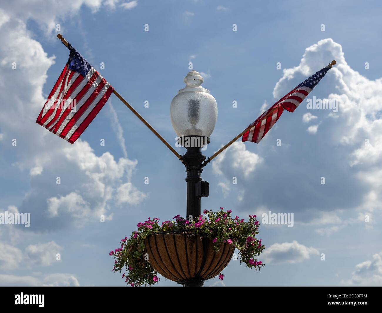 US-Flaggen flattern auf einem Lampenstandard im Washington Harbour, in Georgetown, Washington DC. Stockfoto