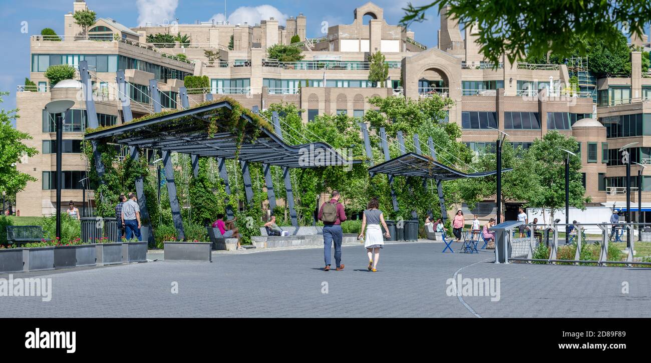 Bei der Gestaltung von Washington Harbour verwendete Arthur Cotton Moore eine Vielzahl von architektonischen Elementen, um den Komplex visuell interessanter zu gestalten Stockfoto
