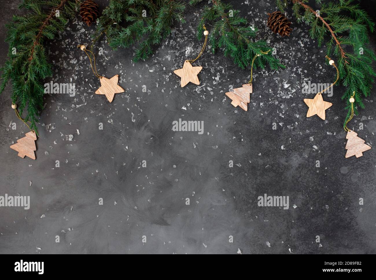 Weihnachten oder Neujahr Konzept Rahmen mit Winterurlaub Dekorationen. Dunkler Hintergrund mit Schnee-Effekt. Kopierraum. Stockfoto