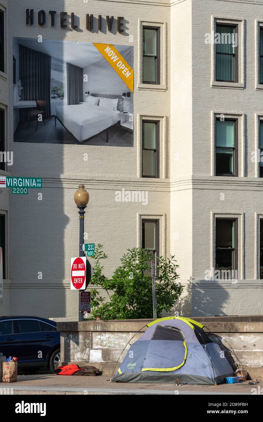 Obdachlosigkeit auf der Virginia Avenue. Ein Straßenschlaferzelt, das auf dem Bürgersteig beim Hotel Hive Micro Hotel in Foggy Bottom, Washington DC, aufgestellt wurde Stockfoto